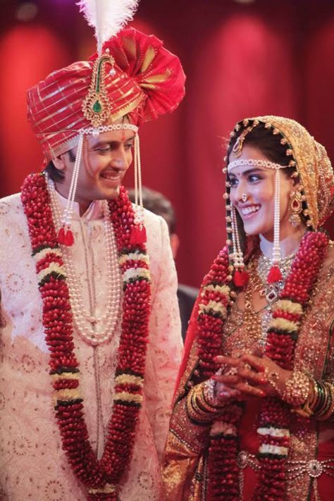 A WEDDING PLANNER: Bollywood Marathi Brides - Indian wedding Ritesh Genelia, Bollywood Brides, Maharashtrian Bride, Maharashtrian Wedding, Indian Wedding Garland, Maharashtrian Jewellery, Marathi Bride, Marathi Wedding, Flower Garland Wedding