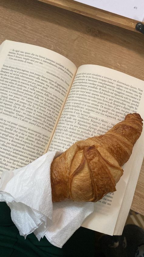 Reading In Paris Aesthetic, Parisian School Aesthetic, Italy Book Aesthetic, Italian Book Aesthetic, French Athestic, French Astetics, French People Aesthetic, French Writing Aesthetic, French Croissant Aesthetic