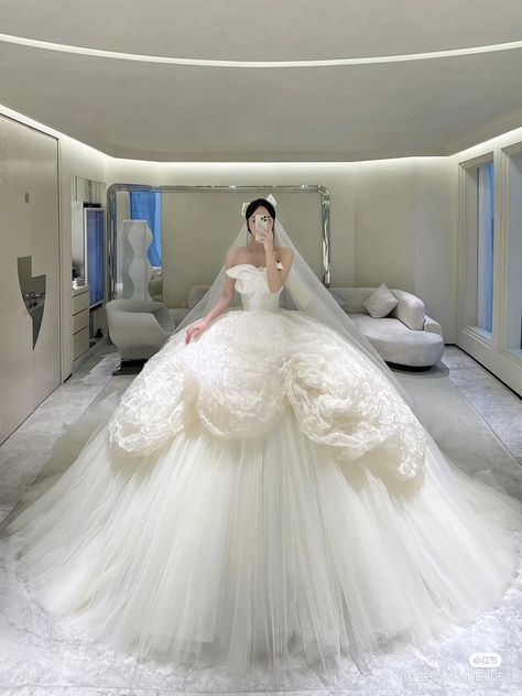 Douyin Wedding Dress, Puffy Wedding Dresses Princesses, Extravagant Wedding Dress, Wedding Dress Big, Poofy Wedding Dress, Really Pretty Dresses, Vivienne Westwood Wedding Dress, Vivienne Westwood Wedding, Fluffy Wedding Dress