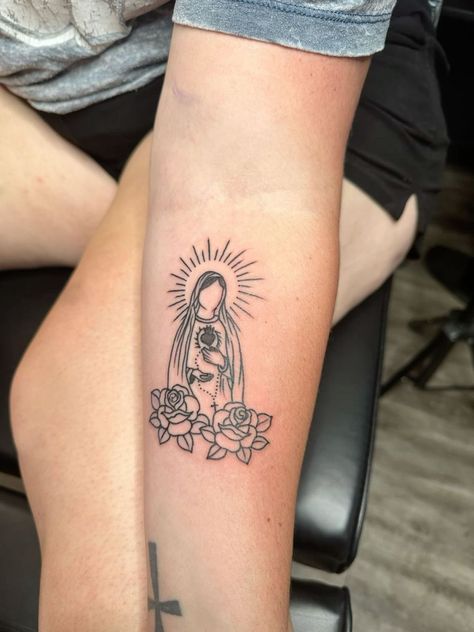 Tattoo Ideas For Mom With Daughter, Mini Virgin Mary Tattoo, Cute Mexican Tattoo Ideas, Cute Mexican Tattoos, Tattoo Ideas Female Mexican, Virgin Mary Outline Tattoo, Mary Tattoo Traditional, Mexican Culture Art Tattoo, Small Virgencita Tattoo