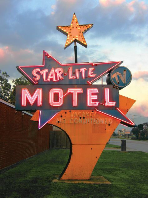 Photographer Nick Freeman pays tribute to 135 of the Chicago area's famous—and not-so-famous—neon signs. Old Motel, Old Neon Signs, Motel Sign, Retro Signage, Googie Architecture, Ghost Signs, Vintage Neon Signs, Retro Sign, Hotel Motel