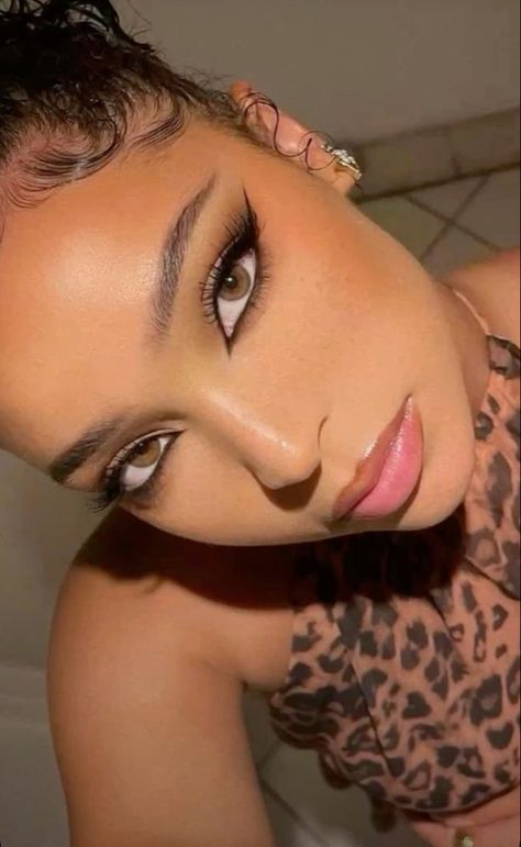 Cat Eye Pink Makeup, Makeup For Leopard Outfit, Cat Like Makeup, Lepord Halloween Outfit, Vegas Makeup Ideas, Soft Cat Eye Makeup, Leopard Print Makeup, Leopard Eyes, Leopard Halloween