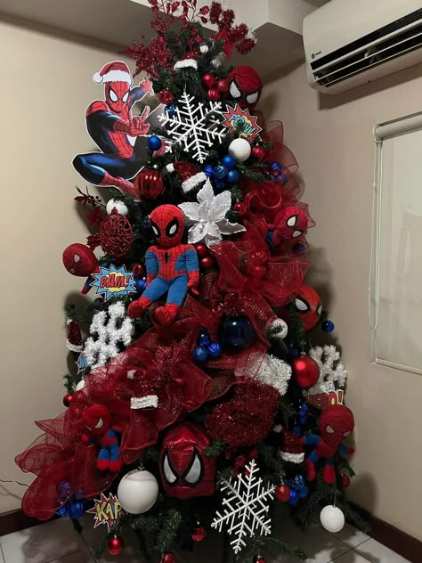 Spiderman Christmas Tree, Charlie Brown Christmas Decorations, Spider Man Christmas, Spiderman Christmas, Ideas Decoracion Navidad, Superhero Christmas, Spiderman Decorations, Christmas Tree Decorated, Christmas Trees For Kids