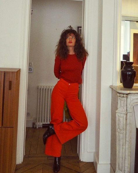 4,692 Me gusta, 32 comentarios - Eléonore (@eleonore.leojeanne) en Instagram: "🕺🏻" Red Flare, Reading Rainbow, Autumn Fits, 1990's Fashion, Outfits 2022, Red Pants, Mode Inspo, Red Outfit, Look Vintage