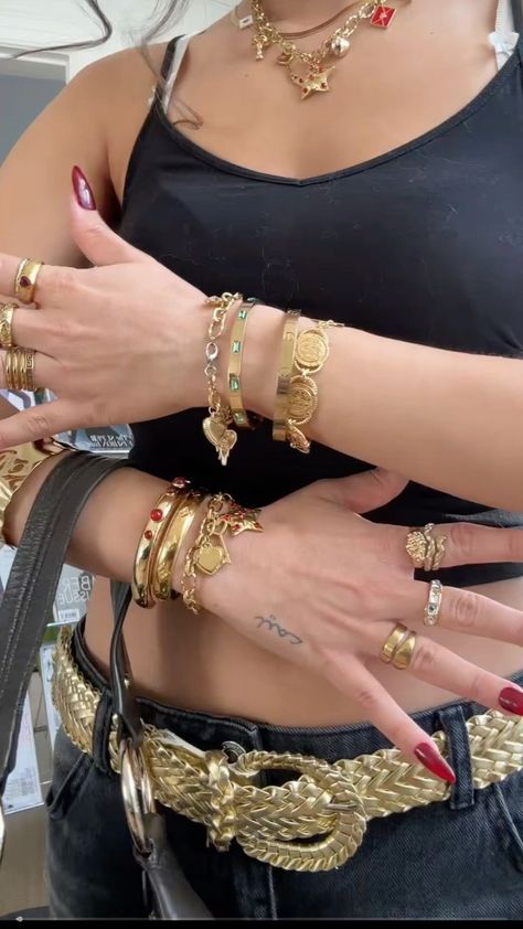 Golden Jewelry Outfit, Y2k Gold Jewelry, Gold Jewellery Outfit, Nail Inspo Aesthetic, Aesthetic Watch, Chunky Gold Jewelry, Xoxo Jewelry, Dope Jewelry Accessories, Cartier Gold