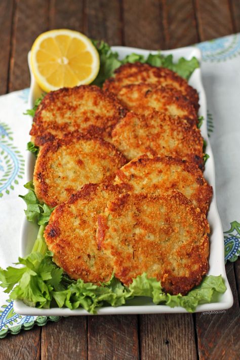 Tuna Cakes Easy, Tuna Cakes Recipe, Filet Mignon Chorizo, Tuna Fish Cakes, Tuna Patties Recipes, Tuna Fish Recipes, Salad And Fries, Emily Bites, Tuna Patties