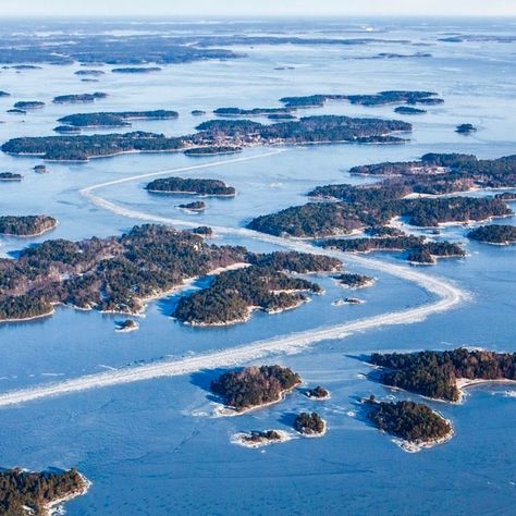 An archipelago, skärgård, is a group of islands, usually in connection to a coast. Stockholms #skärgård is the largest archipelago in Sweden, consisting of approximately 24 000 islands, and one of the things #Stockholm is most famous for...   #globuzzer #expat #expatinsweden #sweden #discoversweden #swedenarchipelago #archipelago #discoverstockholm #visitsweden Stockholm University, Norway Travel Guide, Royal Blue Hair, Sumber Daya Alam, Stockholm Archipelago, Visit Stockholm, Visit Sweden, Stockholm City, Kenya Travel