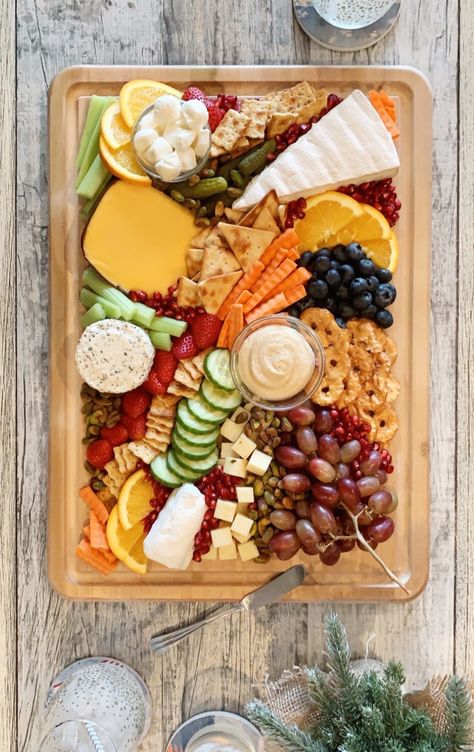 Veg Cheese Board, Veggie And Cheese Board, Vegetable Fruit Cheese Board, Crudettes Platter, Charcuterie Board Ideas Vegetarian, Charcuterie Board Vegetarian, Vegetarian Cheese Board, Board Platters, Veggie Charcuterie Board