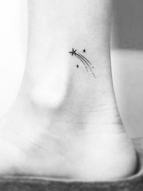 Tatouage étoile filante cheville Finger Tattoo Meaning, Small Star Tattoos, Small Girl Tattoos, Star Tattoo, Finger Tattoo, Discreet Tattoos, Subtle Tattoos, Tattoo Meaning, Ankle Tattoo