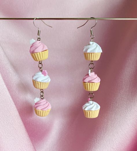 Cupcake Polymer Clay Earrings, White Polymer Clay Earrings, Ideas Con Porcelana Fria, Cupcake Earrings, Weird Earrings, White Polymer Clay, Strawberry Cow, Miniature Food Jewelry, Cool Earrings