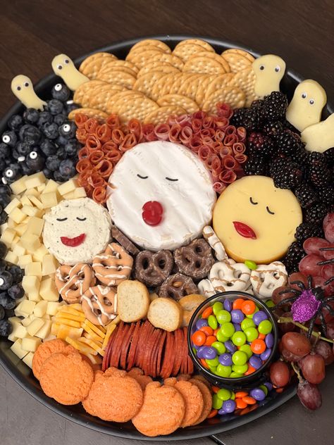 Hocos Pocos Themed Food, Hocus Pocus Charcuterie Board, Hocus Pocus Night, Halloween Charcuterie Board Ideas, Halloween Themed Snacks, Halloween Charcuterie Board, Halloween Charcuterie, Themed Snacks, Snack Boards