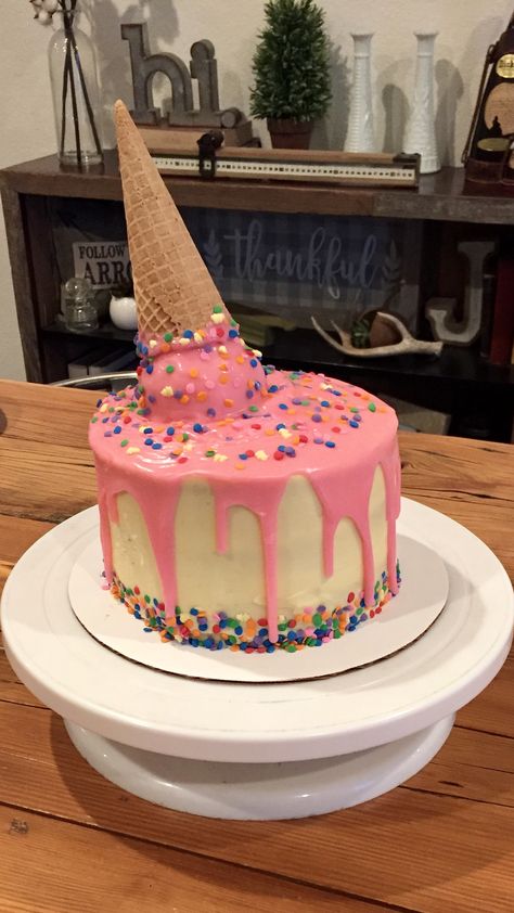 Smash Cake Ice Cream Theme, Ice Cream Decorated Cake, Ice Cream Cake Designs, Melted Ice Cream Cake, Themed Cake Ideas, Melted Ice Cream, Ice Cream Birthday Cake, Ice Cream Birthday Party, Cake Ice Cream