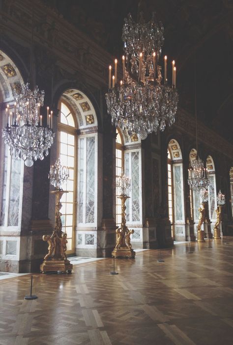 Hall Of Mirrors Versailles, Mirrors Aesthetic, Versailles Hall Of Mirrors, Chateau Versailles, Hall Of Mirrors, Parisian Vibes, Apartment In Paris, Lighting Concepts, Palace Of Versailles