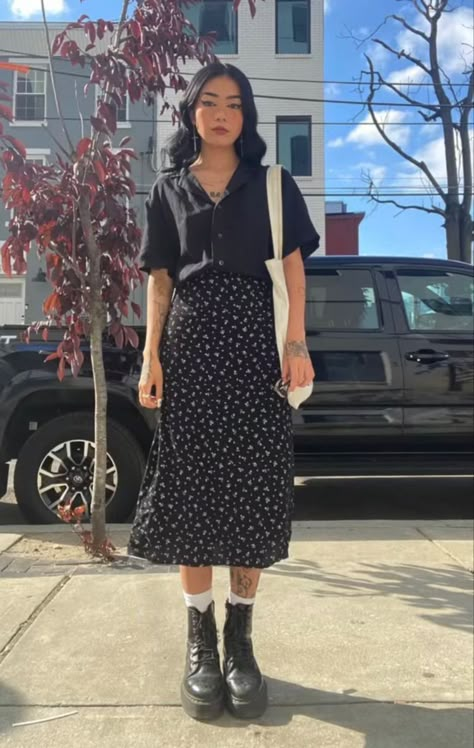 Shin Length Skirt Outfit, Black Bodycon Midi Skirt Outfit, Causal Alternative Outfits, Formal Grunge Outfits, Punk Librarian, Corporate Punk, Mission Fits, Comfy Grunge, Edgy Work Outfits