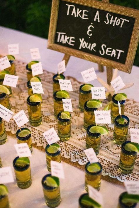 Envie d'ajouter un grain de folie pour le J ? Voici vingt idées originales et pas trop cheesy pour rendre votre mariage encore plus fun ! Wedding Sides, Wedding Favor Table, Wedding Table Seating, Take A Shot, Cute Wedding Ideas, Wedding Table Settings, Seating Chart Wedding, Wedding Seating, Cheap Wedding