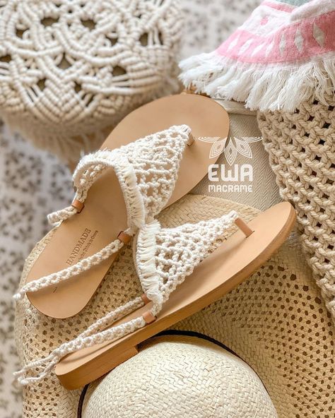 Ewa Busińska na Instagramie: „How to make macrame sandals? Visit my YT channel, link in BIO! New video is coming ! Friday at 7 p.m. Greek time 🤍 . Jak zrobić makramowe…” Diy Crochet Sandals, Rajutan Sandal, Macrame Sandals, Macrame Clothes, Pola Macrame, Diy Sandals, Sandals Patterns, Macrame Dress, Crochet Sandals