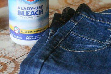 Bleach Jeans Diy, Tie Dye Bleach, How To Fade, Fashion On A Budget, Bleached Jeans, Upcycled Clothes, Denim Ideas, Outfit Styling, Diy Summer