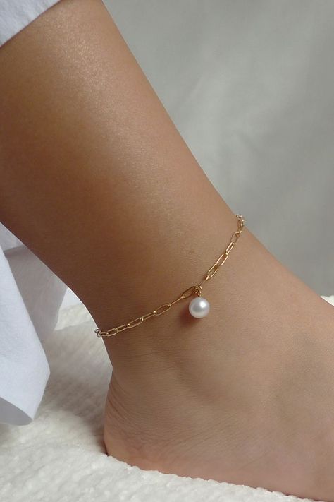 Gold Chain Anklet, Anklet Designs, Pretty Jewelry Necklaces, Pearl Anklet, Single Pearl, Beaded Necklace Diy, Gold Anklet, Girly Accessories, Gold Necklace Designs