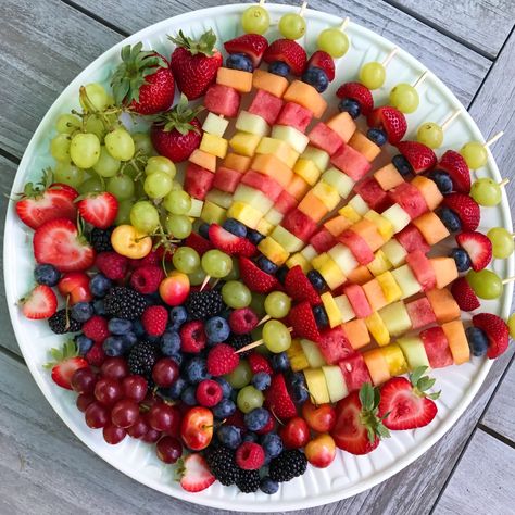 Rainbow Fruit Kabobs, Fruit Kabobs Kids, Fruit Kebabs, Fruit Platter Designs, Fruit Platters, Fruit Trays, Gluten Free Kids, Fruit Skewers, Fruit Kabobs