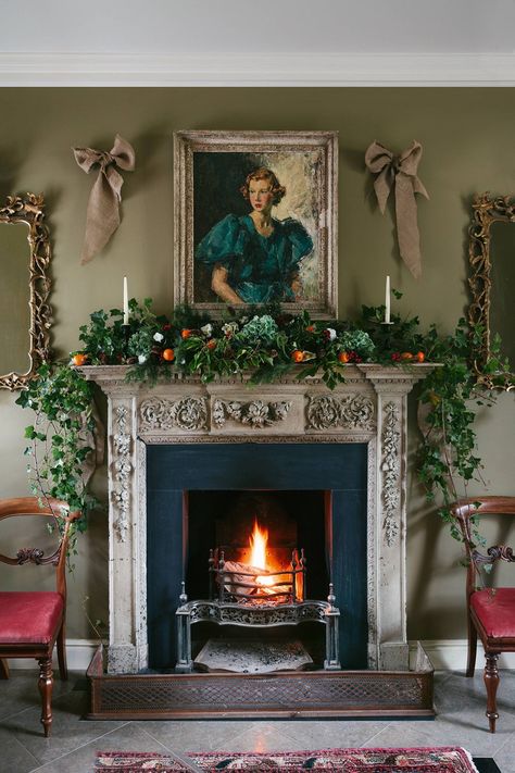 Christmas in the vaulted halls of a 14th century Scottish castle Living Room For Christmas, Seeking Lavender Lane, Scottish Christmas, English Christmas, European Christmas, Dried Hydrangeas, Christmas Flower Arrangements, Castles In Scotland, Christmas Plants