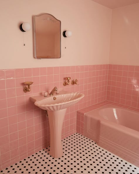 The History and Design of Pink Bathrooms: Ideas and Tips for a Modern Update - Inyouths Blog Pink Vintage Bathroom, Vintage Tile Bathroom, Pink Tile Bathroom, Pink Bathtub, Retro Pink Bathroom, Best Bathroom Paint Colors, Pink Bathrooms, Vintage Pink Bathroom, Bathroom Retro