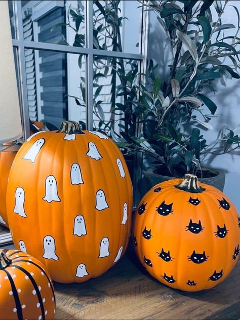 Fun Painted Pumpkin Ideas, Medium Pumpkin Painting Ideas, Fall Pumpkin Painting Party, Fall Pumpkins Painting Ideas, Halloween Ceramics Ideas Painting, Pumking Painting Ideas Cute, Pumpkin Painting Ideas 2024, Pumpkin Painting Inspo Aesthetic, Paint Pumpkins Aesthetic