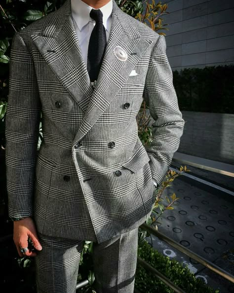 The Perfect Double Breasted Glen Plaid suit. Plaid Outfit Men, Double Breasted Suit Men, Gentleman Mode, Dress Suits For Men, Classic Menswear, Mens Fashion Smart, Grey Suit, Mens Fashion Classic, Plaid Outfits