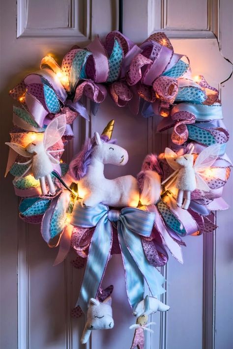 15 Ribbon Wreath DIY [For Every Ocassion] – craftydiyers.com Tull Wreaths Diy, Unicorn Wreath Diy, Unique Wreath Ideas, Christmas Fairy Wreath, Tull Wreath, Tulle Wreath Tutorial, Unicorn Wreath, Unicorn Tulle Wreath, Ribbon Wreath Diy