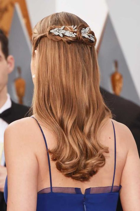 Oscars 2016: Best Hair And Beauty | Fashion, Trends, Beauty Tips & Celebrity Style Magazine | ELLE UK Red Carpet Hair Accessories, Redcarpet Hairstyles, Oscar Hairstyles, Celebrity Hair Trends, Red Carpet Hair, Blue Photo, Alicia Vikander, Celebrity Hair, Brie Larson