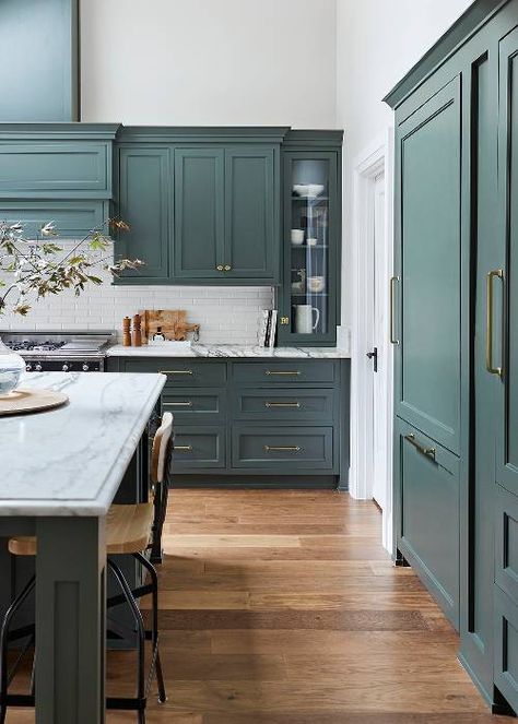 Blue Green Kitchen, Kitchen Color Trends, Top Kitchen Designs, Teal Kitchen, Green Interior Design, Kitchen Design Color, Blue Kitchen Cabinets, Kitchen Decor Inspiration, Green Kitchen Cabinets