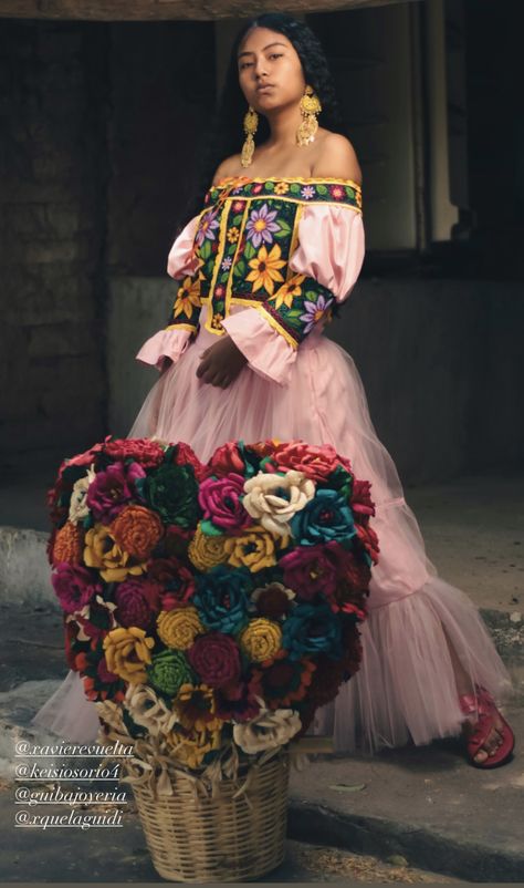 Mexican Folklore Dress, Mexican High Fashion, Mexican Inspired Fashion, Mexican Princess Aesthetic, Latin American Fashion, Mexican Photoshoot, Panamanian Women, Mexican Traditional Clothing, Mexico Dress