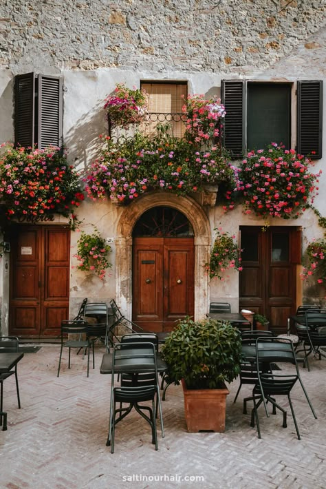 Pienza, Italy: Visit the Beautiful Hilltop Village in Tuscany Italy Restaurant Aesthetic, Tuscany Restaurants, Tuscany Villages, Toscana Aesthetic, Tuscan Aesthetic, Tuscany Architecture, Tuscany Italy Aesthetic, Tuscan Restaurant, Tuscany Aesthetic