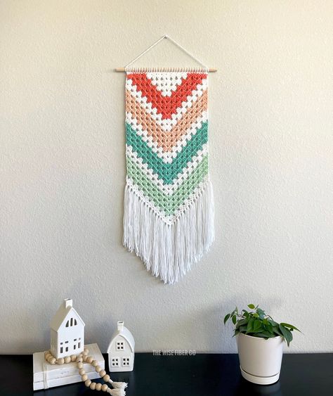 Amigurumi Adventure: Crochet Wall Hangings with Adorable Characters Green White Wall, Crochet Towel Tops, Wall Decor Crochet, Tapestry Nursery, Shaggy Fringe, Crochet Chevron, Macrame Designs, Crochet Wall Art, Crochet Wall Hanging