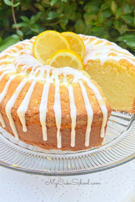 Lemon Mascarpone Pound Cake Lemon Marscapone Cake, Mascarpone Pound Cake, Lemon Marscapone, Lemon Sour Cream Cake, Cream Cheese Cake Recipes, Fruity Cakes, Boozy Cakes, Lemon Mascarpone, My Cake School