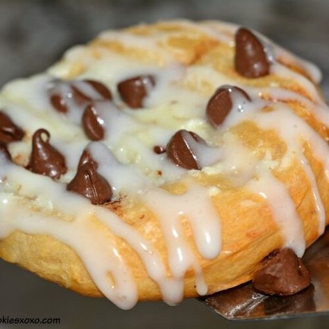 Easy Chocolate Chip Cheese Danish Homemade Danish Recipe, Apple Crescent, Homemade Danish, Breakfast Danish, Custard Cake Recipes, Pillsbury Crescent, Danish Recipes, Crescent Recipes, Easy To Make Breakfast