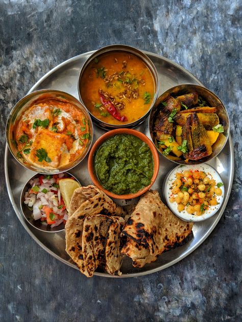 Thali Menu Ideas, Indian Thali Vegetarian, Food Plate Aesthetic, Veg Thali Indian, Prashad Indian, Meal Ideas Indian, Seviyan Kheer, Dinner Ideas Indian, Indian Vegetarian Dishes