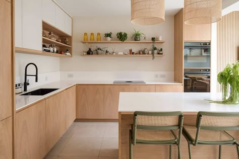 A calming Scandinavian inspired kitchen in London with European Oak paired with white finishes, corian worktops and a bora hob. Modern Oak Kitchen, Scandinavian Interior Kitchen, Kitchen London, Japandi Kitchen, Scandi Kitchen, Scandinavian Kitchen Design, Ikea Kitchen Design, Nordic Kitchen, London Kitchen