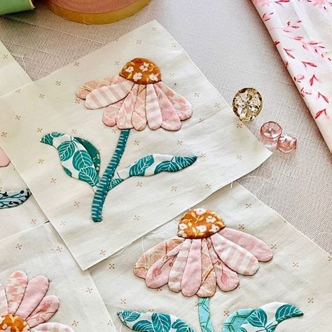 The Vintage Spool ~ Verna Mosquera on Instagram: "Bring On The Daisies!  How many you ask? Well the lucky number 13! My upcoming #pinkadaisy quilt features 7 sweet patchwork blocks and 13 different appliquéd daisies. Each one is made with the most beautiful petal pinks from @artgalleryfabrics. I used a combination of blue greens for the leaves, even a ‘lil vintage @bonnichristine. I needed just the right background fabric for these delightful daisies and I’m obsessed with this petite print by @pattybasemi called Cross Stitch Tawny from her Tails & Threads collection. It adds the perfect amount of interest without distracting from the applique.   No matter what life brings my hand stitching helps to slow things down and keep me grounded.  I hope you will keep following to see how I soon set Handmade Applique, Diy Applique By Hand, Quilted Flowers Pattern, Quilts With Applique Ideas, Applique Quilt Blocks, Quilted Applique, Embroidery Blocks Quilts, Applique Mini Quilt Patterns, Vintage Applique