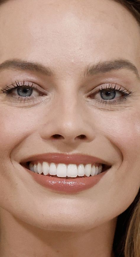 Perfect Veneers Teeth, Short Teeth Smile, Margot Robbie Teeth, Perfect Smile Teeth Women, Nice Smile Teeth, Celebrities With Veneers, Straight White Teeth, Perfect Teeth Smile, Celebrity Teeth