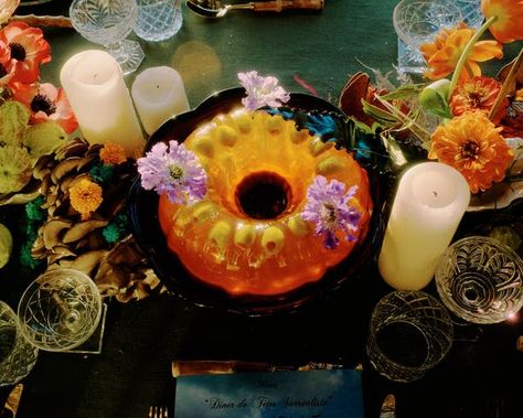 A Surreal Los Angeles Dinner Party Inspired by Salvador Dalí - The New York Times Dali Dinner Party, Surreal Dinner Party, Art Deco Dinner Party, Surrealist Dinner Party, Surreal Soiree, Food Surrealism, 60s Dinner Party, Surreal Party, Surrealist Party