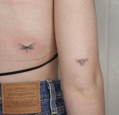 Bee Tattoo On Back, Dragonfly And Bee Tattoo, Dainty Bee Tattoo, Sb Tattoo, Bali Studio, Honey Tattoo, Bee Tattoo Ideas, Pet Portrait Tattoos, Tattoo Bee