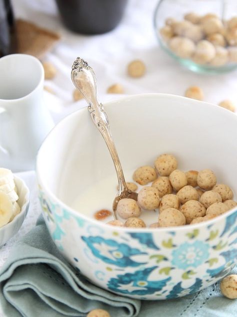 Making cereal at home is actually pretty easy, and here are a dozen ways to get started. Homemade Cereal, Think Food, Paleo Breakfast, Gluten Free Breakfasts, Homemade Vanilla, Cereal Recipes, Meal Of The Day, Lucky Charms, Vegan Breakfast