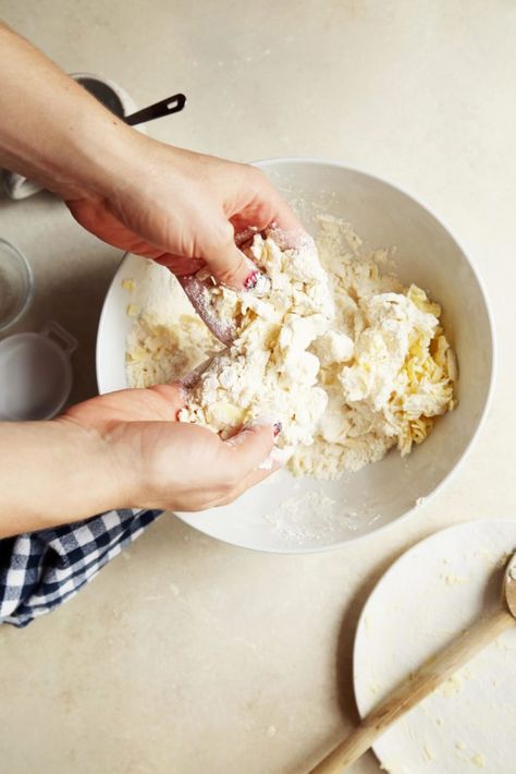 Baking 101: How To Make Pie Crust By Hand Pie Crust By Hand, Simple Pie Crust Recipe, Cranberry Crumble Pie, Pie Crust With Shortening, Apple Cranberry Crumble, Simple Pie Crust, Cranberry Crumble, Beautiful Pie Crusts, Make Pie Crust