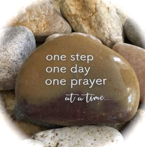 God Rocks Painted, Christian Rock Painting Ideas, Inspirational Painted Rocks, Prayer Rocks, Inspirational Rocks, Diy Rock Art, Painted Rocks Diy, Inspirational Quotes God, 12 Step