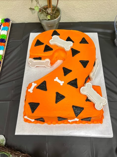 Flint Stone Birthday Cake, Flinstones Birthday Party Outfit, Flintstones Birthday Party Food, Flintstone Party Ideas, Flinstone Cake Ideas, Yabba Dabba Two Food, Flinstones Cupcakes, Pebbles 2nd Birthday Party, Flinstone Party Ideas