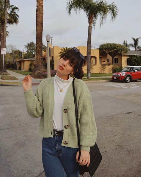 Jess 🌻 on Instagram: “All about those pastel colors for spring 💚🌟 • • •#pastelshades #pastelcardigan #springlooks #springoutfit #oversizedcardigan #losangeles…” Sage Cardigan Outfit, Outfit With Green Cardigan, Mint Green Cardigan Outfit, Light Green Cardigan Outfit, Mint Cardigan Outfit, Pastel Cardigan Outfit, Pastel Green Outfit, Casual Shopping Outfit, Oversized Cardigan Outfit