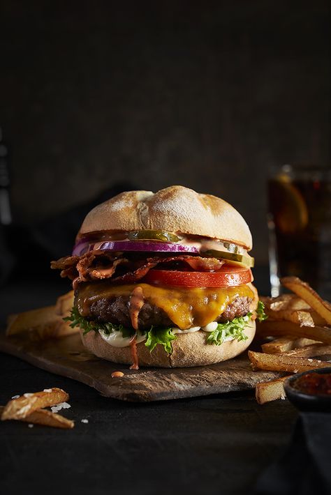 Set of 12 different styles of Burger photography. This one dark, contrasty food photography Fast Food Photoshoot, Protein Photography, Pub Burger, Food Photography Fruit, Burger Photography, Food Photography Lighting, Gourmet Burger, Food Videography, Dark Food Photography