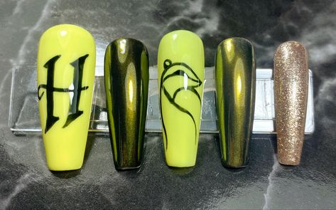 Huffle Puff Nails, Harry Potter House Nails, Harry Potter Nails Designs Hufflepuff, Hufflepuff Nail Designs, Hufflepuff Nail Art, Harry Potter Wedding Theme Ideas, Hufflepuff Nails, Hp Nails, Harry Potter Nails Designs