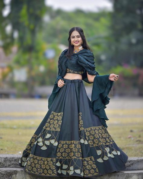 Simple Choli Designs Latest, Lengha Design, Lehenga Outfits, Lehenga Designs Latest, Pink Sharara, Eid Pics, Chaniya Choli Designs, Bridal Lehenga Designs, Long Frock Designs