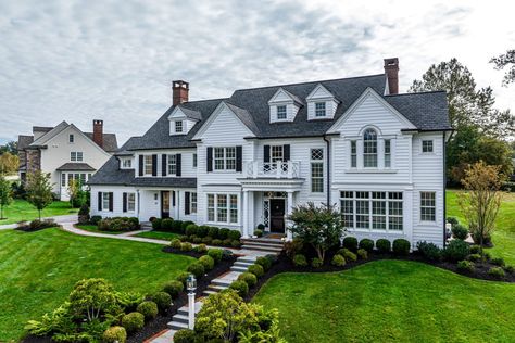 East Coast Colonial - Pohlig Custom Homes Classical Mansion Exterior, Large Colonial House Plans, New England Style House Plans, Cottage Home Aesthetic Exterior, Colonial House Layout, East Coast Interior Design, East Hamptons Aesthetic, American Family House, East Coast Mansion